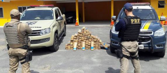 Ação conjunta da PRF e PM apreende 205 kg de maconha transportada dentro de um táxi na BR 101 em Barra Velha - foto 5