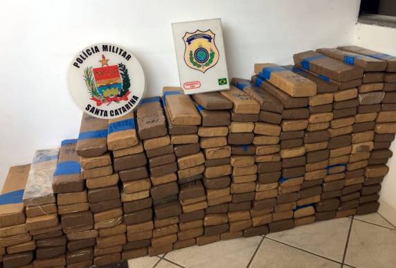 Ação conjunta da PRF e PM apreende 205 kg de maconha transportada dentro de um táxi na BR 101 em Barra Velha - foto 2