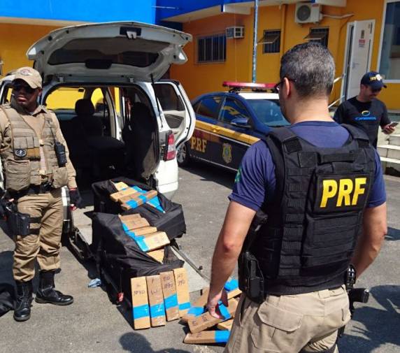 Ação conjunta da PRF e PM apreende 205 kg de maconha transportada dentro de um táxi na BR 101 em Barra Velha - foto 3