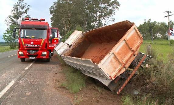 Acidente aconteceu no início da tarde desta sexta-feira (6) na 

altura do km 255 da rodovia. De acordo com a Polícia Rodoviária Federal, um dos condutores foi encontrado sem vida preso às ferragens e o outro foi hospitalizado