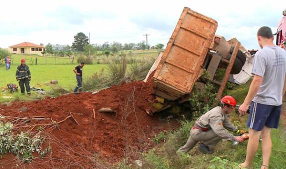 Acidente aconteceu no início da tarde desta sexta-feira (6) na 

altura do km 255 da rodovia. De acordo com a Polícia Rodoviária Federal, um dos condutores foi encontrado sem vida preso às ferragens e o outro foi hospitalizado