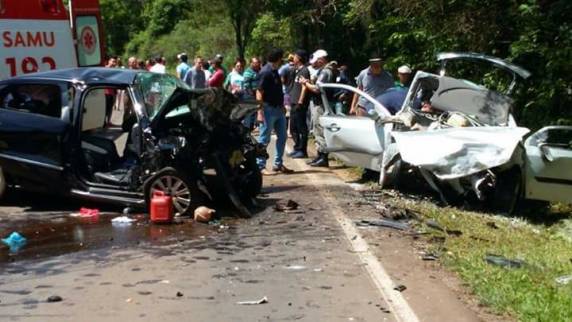 Motorista de um dos veículos envolvidos morreu no local. Uma idosa e duas crianças foram levadas ao 

hospital, mas não resistiram