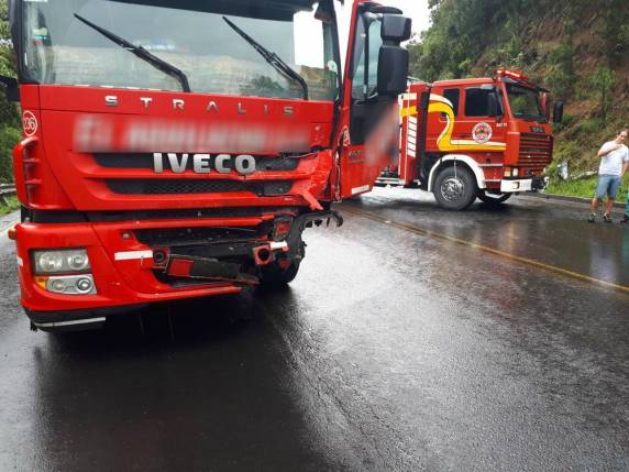 Acidente ocorreu em Pouso Redondo na BR-470. Carro colidiu de frente com carreta