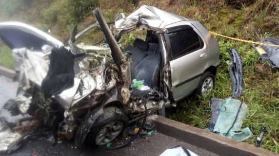 Acidente ocorreu em Pouso Redondo na BR-470. Carro colidiu de frente com carreta