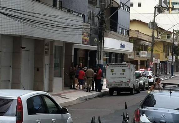 Corpo foi encontrado no edifício onde ele morava. Polícia acredita em morte natural