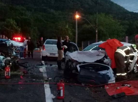 Colisão ocorreu na tarde deste domingo