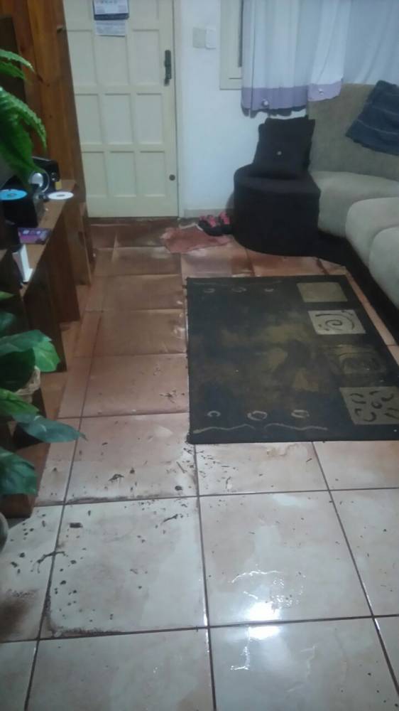 Famílias são surpreendidas com lama dentro de suas casas, em Três de Maio - foto 5