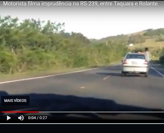 Conforme motorista que flagrou a 

imprudência, outro carro à frente também tinha ocupante para fora e havia latas de cerveja