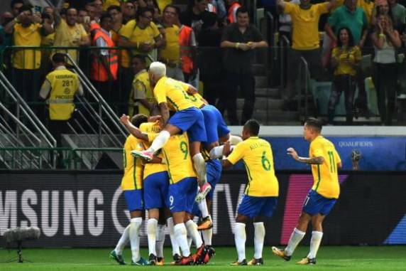 Paulinho e Gabriel Jesus, duas vezes, marcaram os gols da vitória