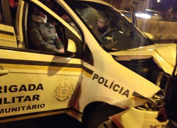 Uma policial quebrou o pulso e ainda sofreu um corte no rosto e o colega dela teve ferimentos leves