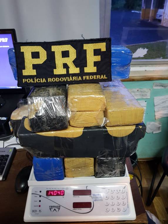 Menor de idade é apreendido com 19 kg de 

maconha em ônibus na BR 282 - foto 2