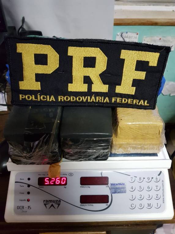 Menor de idade é apreendido com 19 kg de 

maconha em ônibus na BR 282 - foto 4