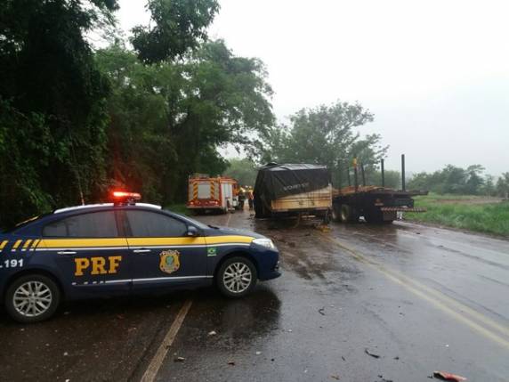 Batida ocorreu 

no km 643. Duas carretas bateram de frente