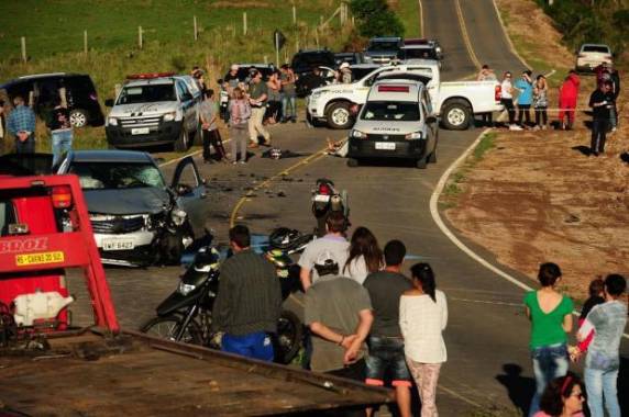 Colisão 

entre carro e motocicleta ocorreu em Santa Lúcia do Piaí