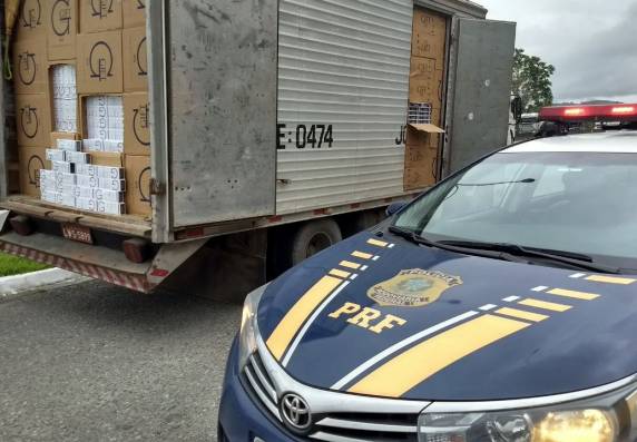 Ação
conjunta da PRF e Receita Federal apreende mais de 160 mil maços de cigarros na BR 101 em Joinville - foto 3