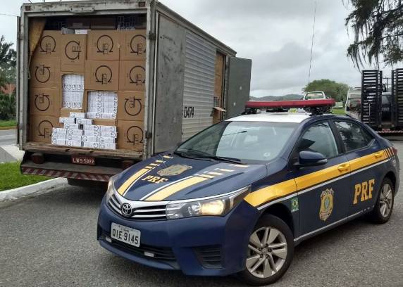 Ação
conjunta da PRF e Receita Federal apreende mais de 160 mil maços de cigarros na BR 101 em Joinville - foto 2