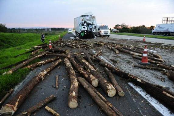 Motorista de um dos veículos colidiu na traseira do outro e morreu no local do acidente