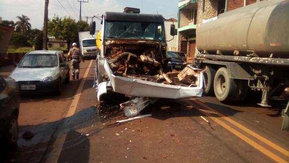 Acidente com danos materiais envolve dois caminhões em Entre-
Ijuís - foto 2