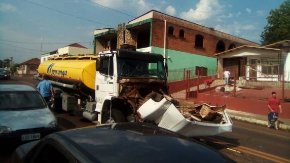 Acidente com danos materiais envolve dois caminhões em Entre-
Ijuís - foto 3