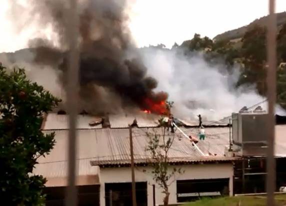 Segundo os 

bombeiros, vítimas foram hospitalizadas após terem inalado fumaça. Uma delas, grávida, está em estado grave