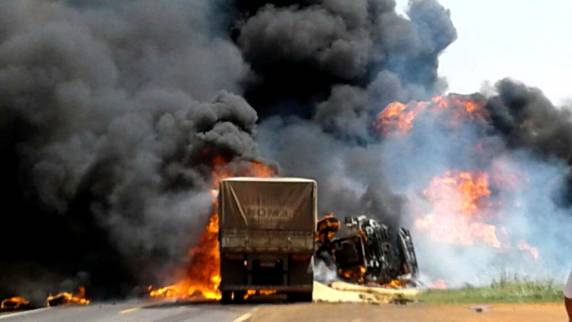 Colisão frontal provocou 

explosão por conta da quantidade de combustível e bombeiros trabalharam por mais de uma hora para conter as chamas. Rodovia SP-457, em Bastos, ficou cerca de quatro horas interditada