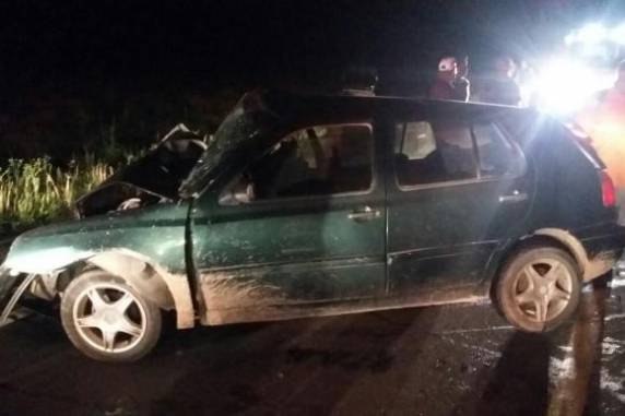 Acidente envolveu dois veículos no início da madrugada deste sábado