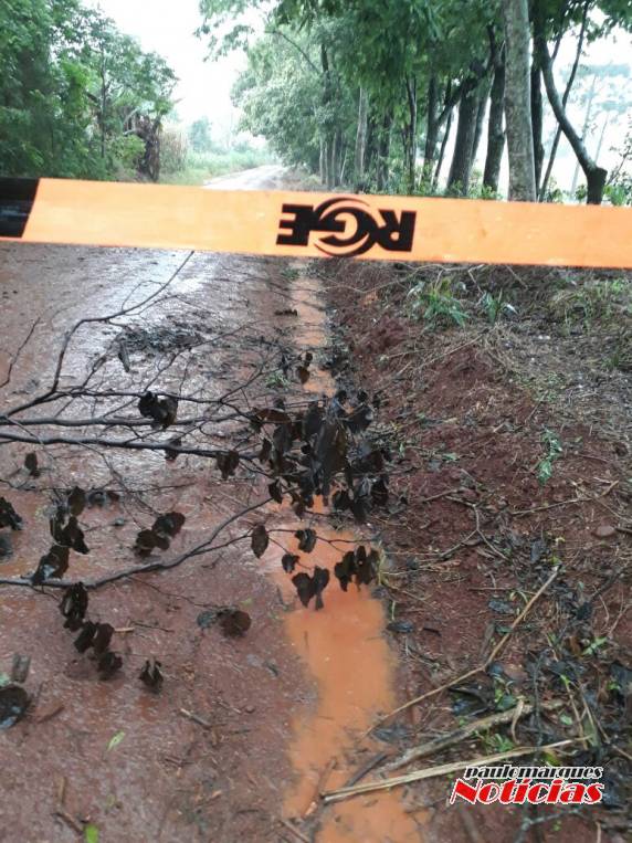 Queda de poste deixa consumidores da RGE sem
energia elétrica no interior de Três de Maio - foto 3