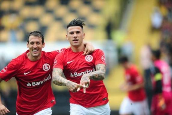 Carlos marcou o gol que garantiu a vitória
