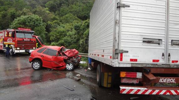 Acidente foi 

registrado na manhã deste sábado (21). Condutor de carreta ficou ferido