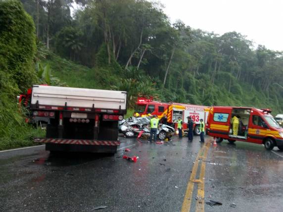 Carreta bateu na lateral do 

automóvel. Acidente ocorreu em Blumenau