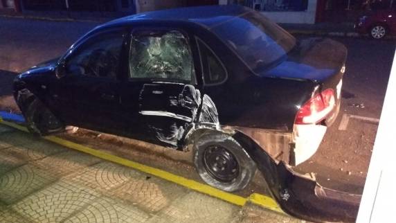Condutor bate em carro estacionado e foge na madrugada deste domingo em Santiago - foto 3
