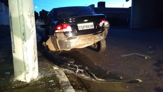 Condutor bate em carro estacionado e foge na madrugada deste domingo em Santiago - foto 2