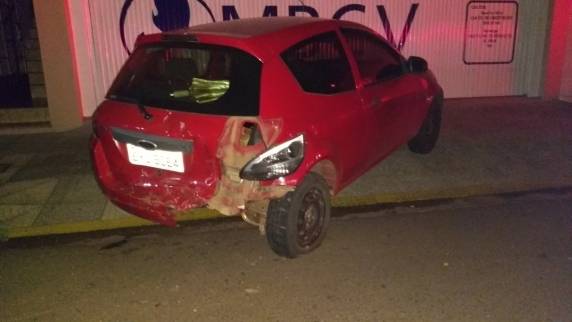 Taxista bate em carro estacionado e em muro no Centro de Santiago na noite deste domingo - foto 3