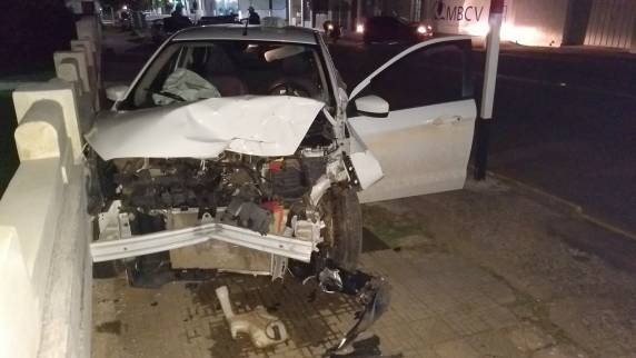 Taxista bate em carro estacionado e em muro no Centro de Santiago na noite deste domingo - foto 2