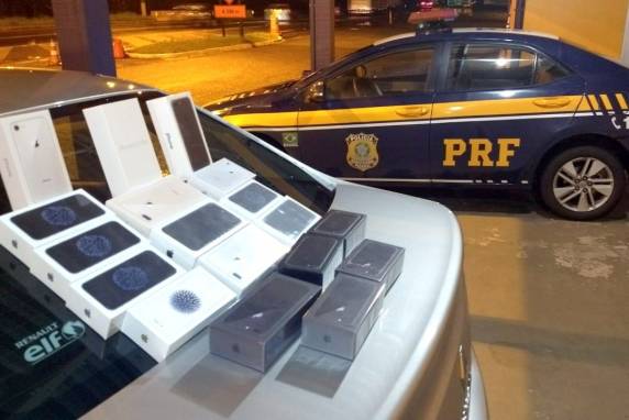 PRF flagra dois automóveis com mercadorias oriundas do Paraguai na BR 101 em Joinville - foto 2