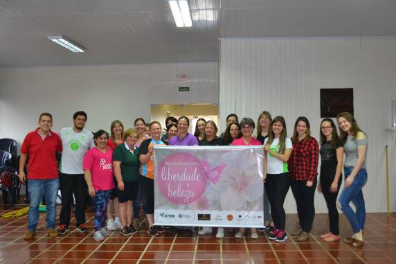 Nesta iniciativa docentes e acadêmicos dos cursos Superiores de Psicologia, Agronomia e Design de Moda e do curso Técnico em Comunicação Visual trabalham com mulheres rurais