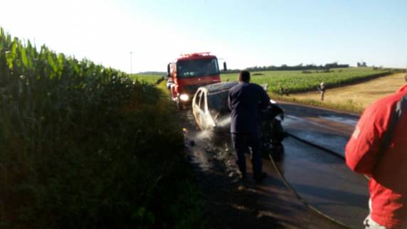 Veículo incendeia depois de uma colisão na RS 342 em
Horizontina - foto 2