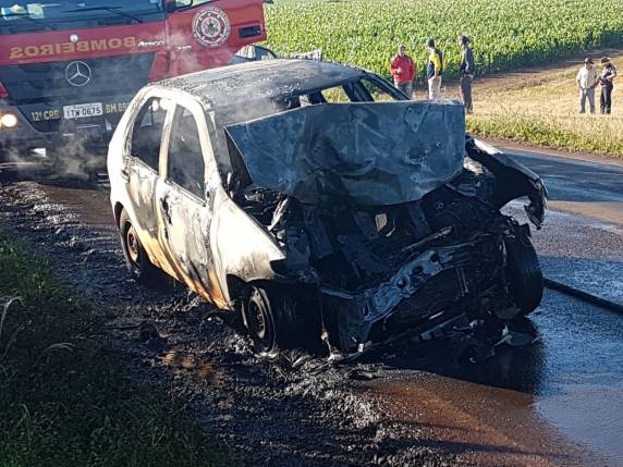 Veículo incendeia depois de uma colisão na RS 342 em
Horizontina - foto 7