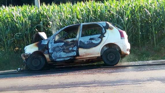 Veículo incendeia depois de uma colisão na RS 342 em
Horizontina - foto 4
