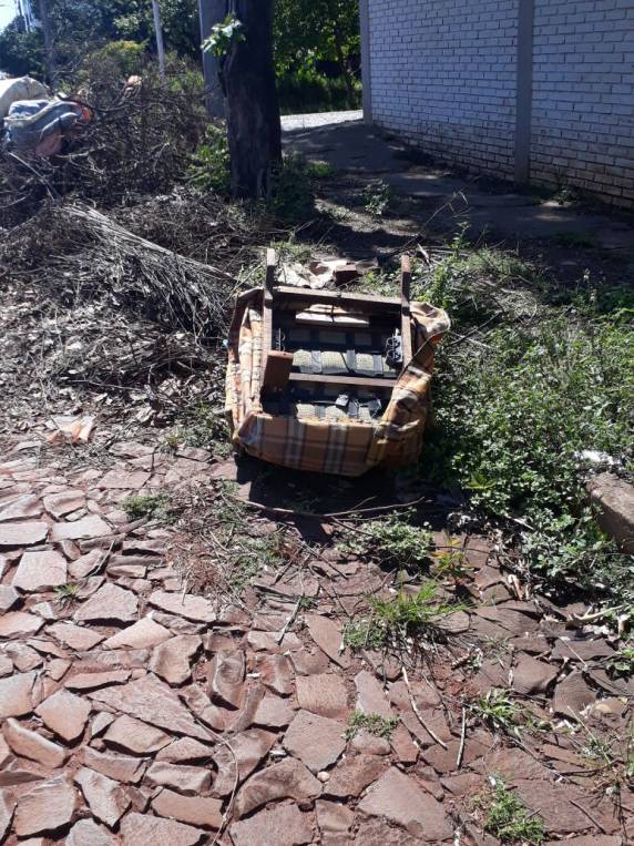 Descarte irregular de lixo provoca insatisfação de moradores no bairro São
Francisco - foto 4