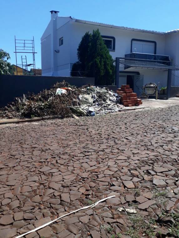 Descarte irregular de lixo provoca insatisfação de moradores no bairro São
Francisco - foto 2
