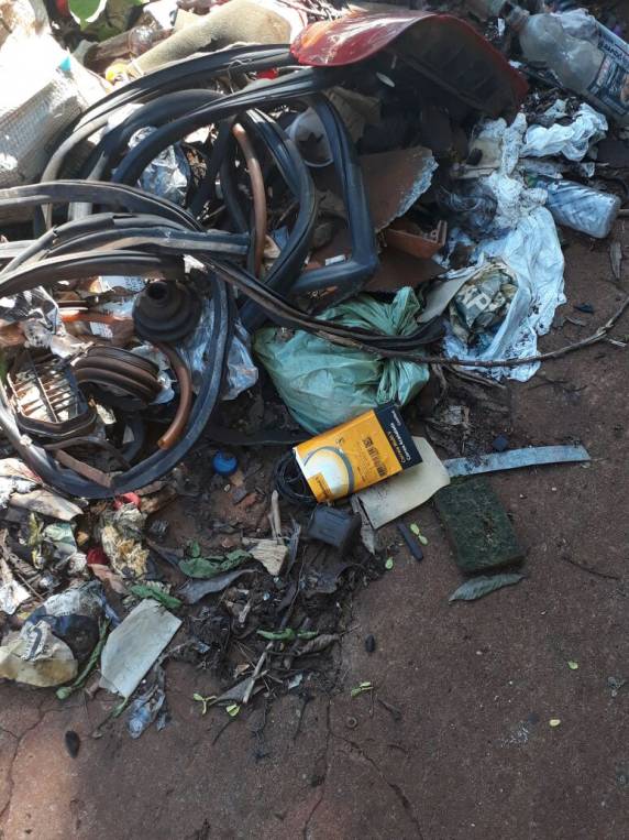 Descarte irregular de lixo provoca insatisfação de moradores no bairro São
Francisco - foto 6