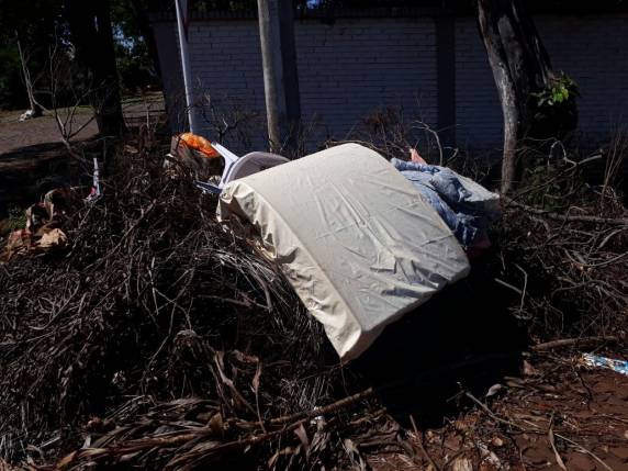 Descarte irregular de lixo provoca insatisfação de moradores no bairro São
Francisco - foto 7