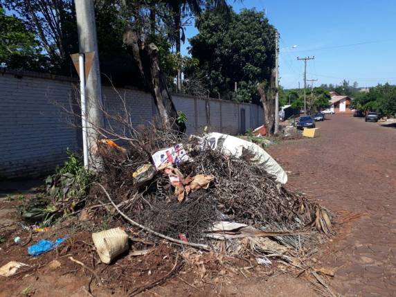 Descarte irregular de lixo provoca insatisfação de moradores no bairro São
Francisco - foto 8