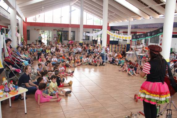 Escritora 

de dois livros que são trabalhados em sala de aula fez apresentação para todas as crianças da Escola