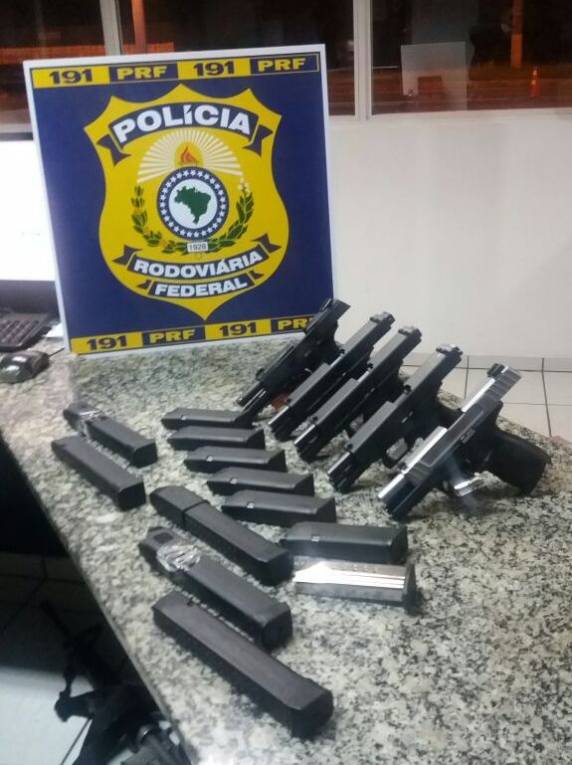 PRF localiza cinco pistolas e 14 carregadores no painel de um automóvel na BR 101 em
Joinville - foto 3