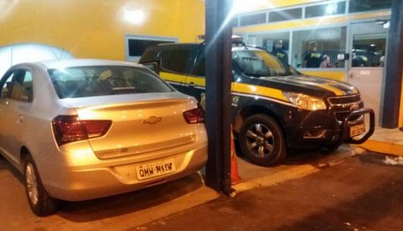 PRF localiza cinco pistolas e 14 carregadores no painel de um automóvel na BR 101 em
Joinville - foto 2