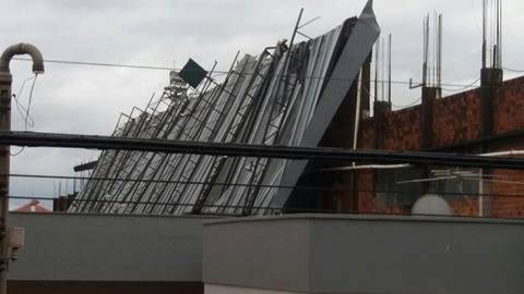 Cobertura do estádio da Zona Sul em Santo Ângelo é arrancada por fortes ventos na madrugada - foto 3