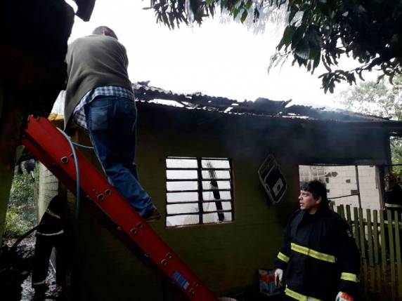 Família perde parte de uma
casa em incêndio na localidade de Eldorado - foto 2
