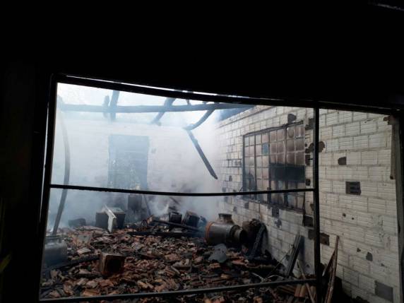 Família perde parte de uma
casa em incêndio na localidade de Eldorado - foto 3